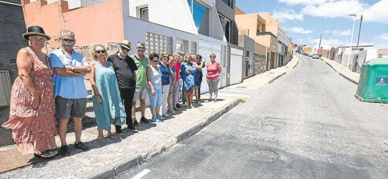 Los vecinos, indignados, en la calle Góngora (Foto Canarias7 / Borja Suárez)